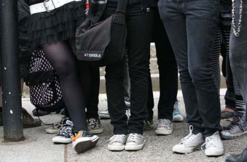 Portretul generaţiei "Converse": blazaţi, nepăsători şi dependenţi de gadgeturi.