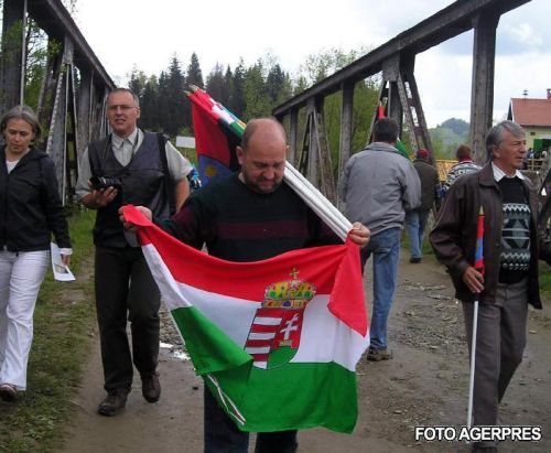 Pelerinajul de Rusalii: 10.000 de maghiari au vizitat fosta "granita de o mie de ani" a Imperiului Austro-Ungar de la Ghimes-Faget, judetul Bacau