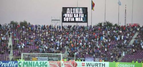 O tanara a fost ceruta in casatorie in timpul meciului FC Timisoara - CFR Cluj. Cererea s-a facut pe tabela de marcaj...