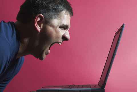 Injuraturile pe internet ar putea fi interzise prin lege