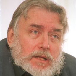 A murit poetul Adrian Paunescu!