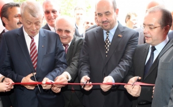 Astazi a fost o zi importanta in viata premierului Romaniei, domnul Boc a aflat ca organizam la anul finala Europa League Astazi a fost o zi importanta in viata premierului Romaniei, domnul Boc a aflat ca organizam la anul finala Europa League