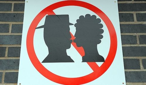 Condamnati la inchisoare pentru ca s-au sarutat in public