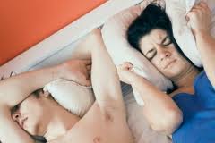 Cum e mai bine să dormi în cuplu, împreună sau separat? Cum e mai bine să dormi în cuplu, împreună sau separat?