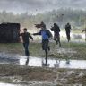 Imagini Into the Storm