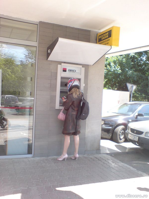 Mda... blonda... (PS: pe motocicleta se poate merge pe tocuri ?! ori o fi venit asa de acasa ?)