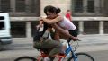 Nu pot sa stau o clipa fara sa te imbratisez...chiar si cand mergi pe bicicleta ! :)