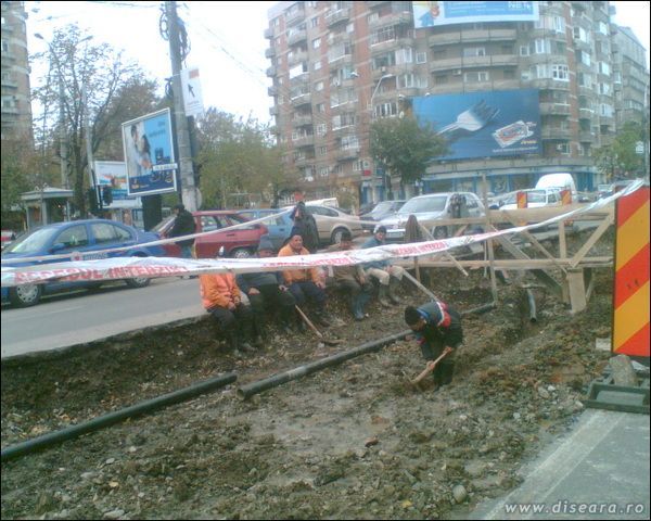 Unul munceste, deci nu este pauza de masa. Da-i, Dorele, cu ascutitul !
