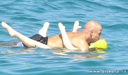 Wit the girlfriend in the water