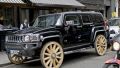 Car...modern ...boii sunt inauntru ! (ei, uite ca altii pot avea "vedete" chiar mai idioate ca astea de pe la noi"...)