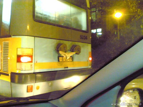 Niste chilotei prinsi de troleibuz... Dar, la cate vezi prin Bucuresti...