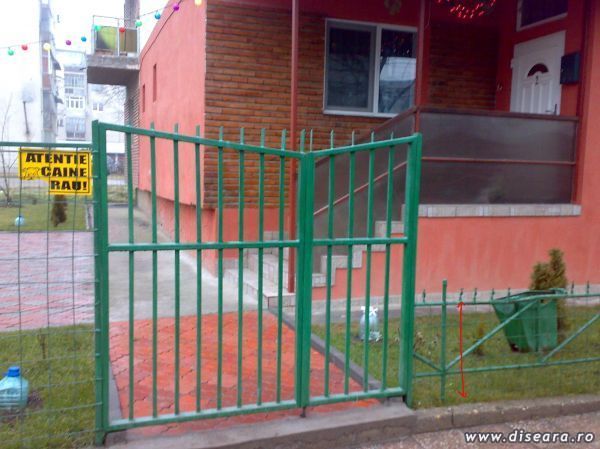 Very well guarded property... especially the small fence in the right surely is a big obstacle for any thief...
