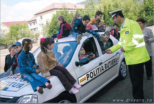 Gentlemen, please leave the car... otherwise I'll have to get reinforcements !