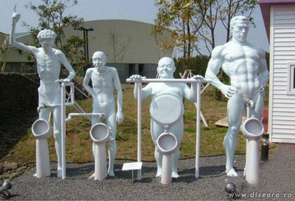 Toilets or... garden dwarfs ?