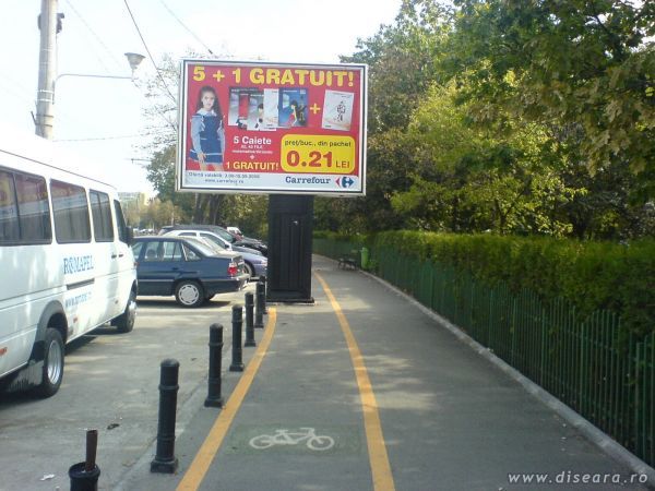 Ai de montat un panou in Bucuresti ? Simplu. Il pui chiar pe pista pentru biciclisti.