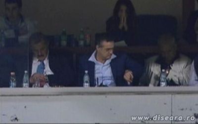 Cel din spate care se tine de nas este Michael Jackson?