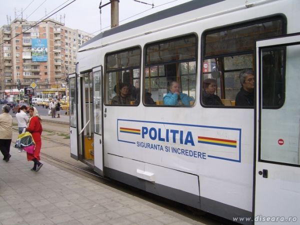 Si politia e afectata de criza - intervine cu tramvaiu'...