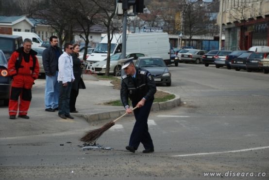 Nu-i asa ca le sade bine cu maturoiul ?
