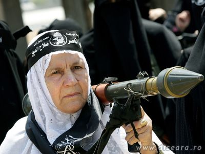 Era o vorba pe timpuri: "Baba si mitraliera"...