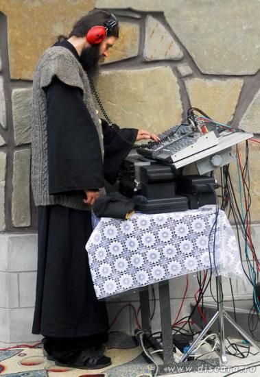 DJ... baga o rugaciune !
