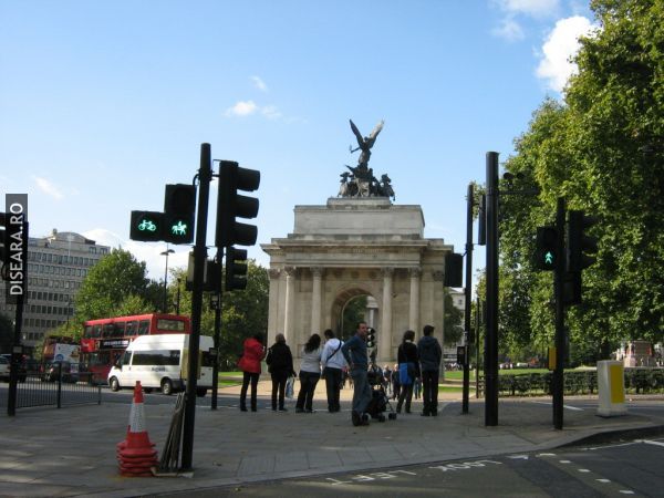 London... waiting for horses...