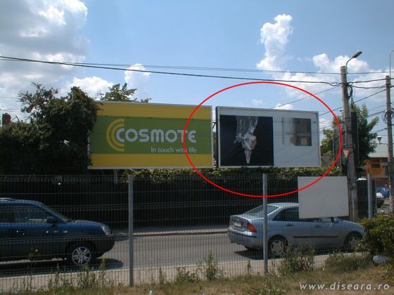 "Profesionistii" publicitatii stradale au pus afisul cu susul in jos (langa Carrefour Colentina)