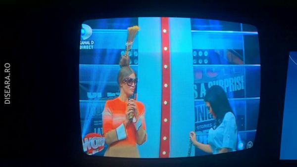 Iulia Albu n-a citit instrucţiunile şi-n loc să zboare pe matură, şi-a pus-o cap.
