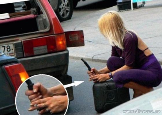 Picture with potentially dead nature containing a blondie, a gas container and a cigarettte