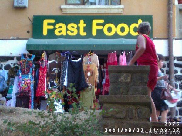 As manca ceva de la Fast-Food, o bluza sau un pantof...