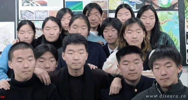 Chinese Olimpic Comiteeoffers a free trip to Olimpic Games in 2008 to those who answer correcly to the next three questions: A)Which seems tired? B)Which are tweens? C)How many womens are?