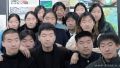 Comitetul olimpic chinez ofera o excursie gratis la Olimpiada din 2008 la cei care raspund corect la 3 intrebari: A)Care pare obosit? B)Care sunt gemeni? C)Cate femei sunt in grup?