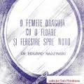O femeie drăguţă cu o floare şi ferestre spre nord